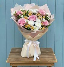 Букет цветов из:  Гвоздики, Орхидеи и Розы в Ильинское-Усово