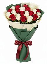 Букет Микс из красных и белых роз в Ильинское-Усово