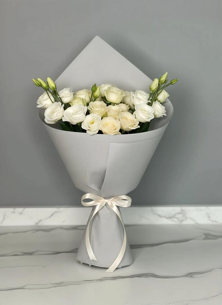 Букет цветов из: Розы и Лизиантусы в Ильинское-Усово