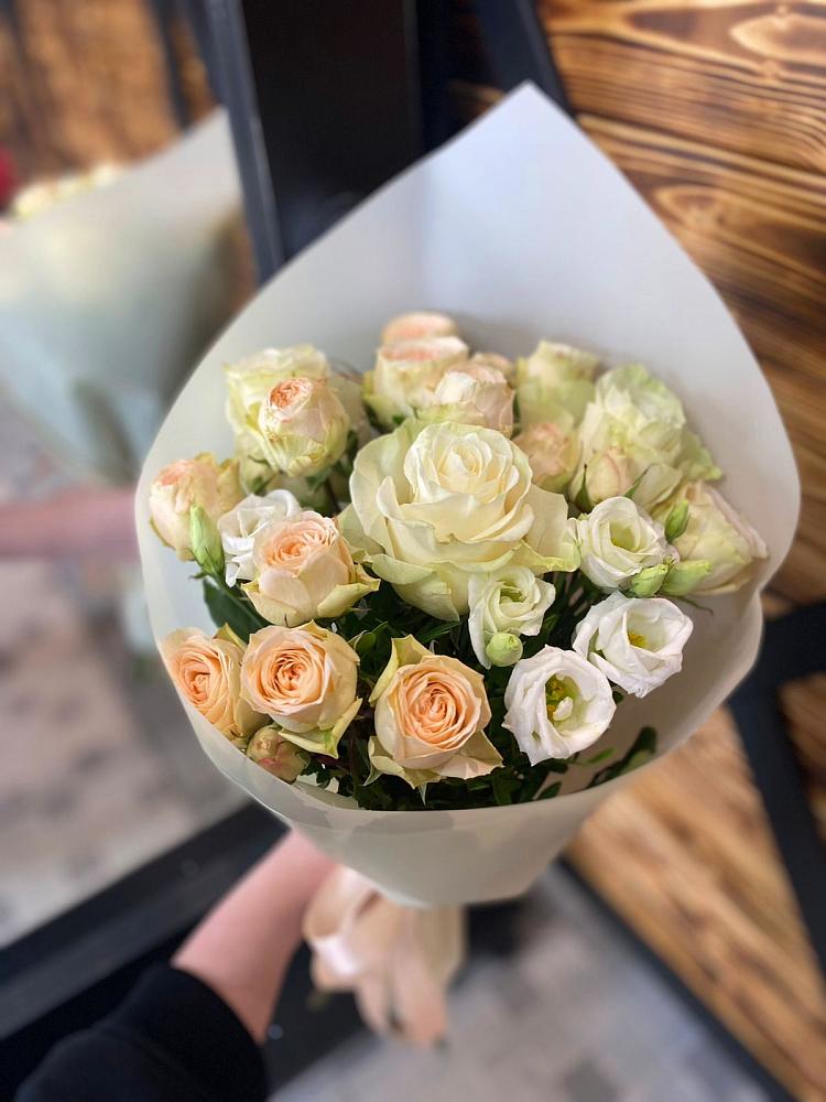 Букет цветов из: Розы и Лизиантусы в Ильинское-Усово